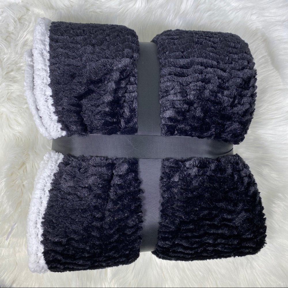 ✨SALE✨Windswept Black Micromink Sherpa Throw - Picture 2 of 3